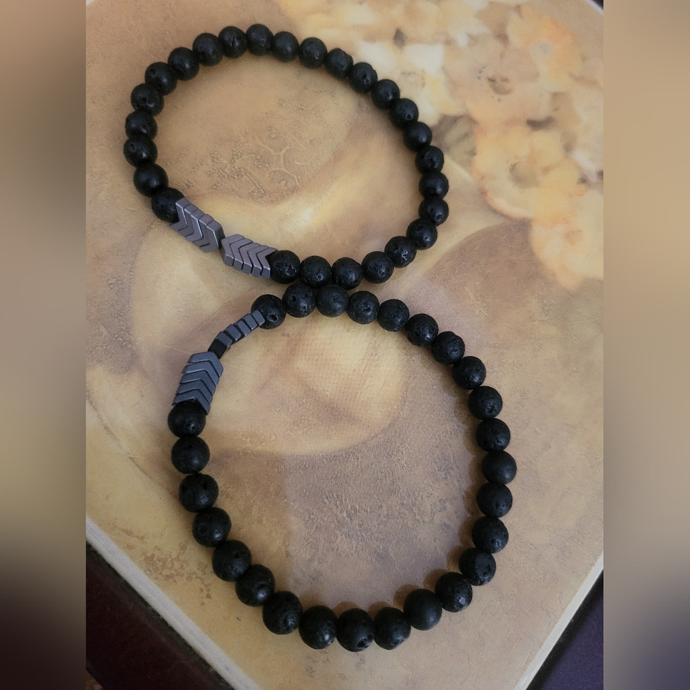 Elegant Black Beaded Bracelet with Silver Accents